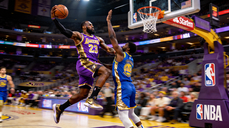 NBA湖人队与勇士队比赛精彩镜头集锦，詹姆斯突破上篮瞬间